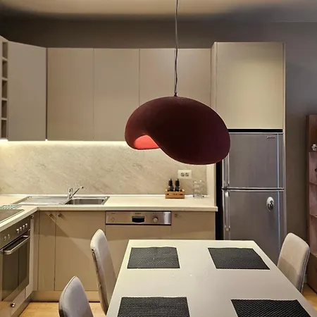 Tam Skanderbeg Square One Bedroom W Veranda アパート ティラナ