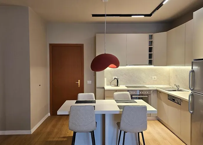 Tam Skanderbeg Square One Bedroom W Veranda * ティラナ