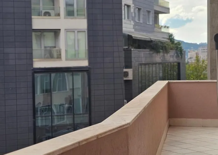 Tam Skanderbeg Square One Bedroom W Veranda アパート ティラナ