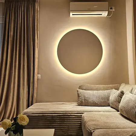 Tam Skanderbeg Square One Bedroom W Veranda アパート ティラナ