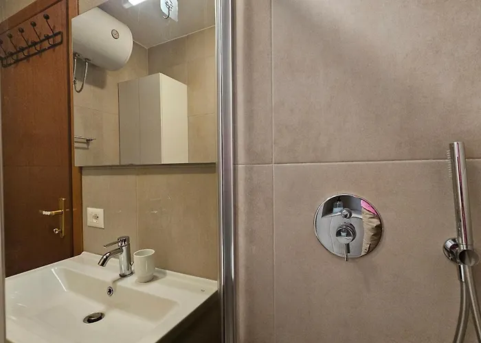 Tam Skanderbeg Square One Bedroom W Veranda アパート ティラナ