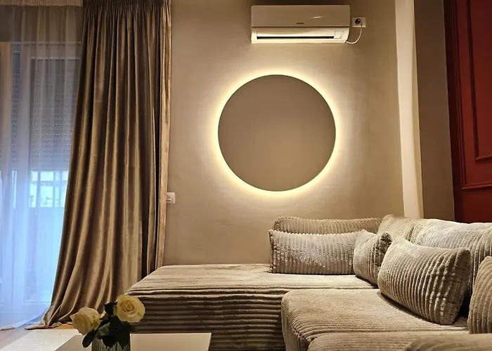 Tam Skanderbeg Square One Bedroom W Veranda アパート ティラナ