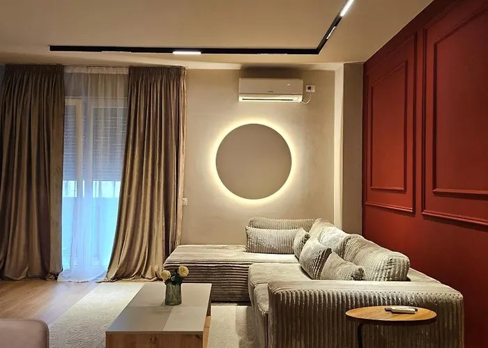 Tam Skanderbeg Square One Bedroom W Veranda アパート ティラナ