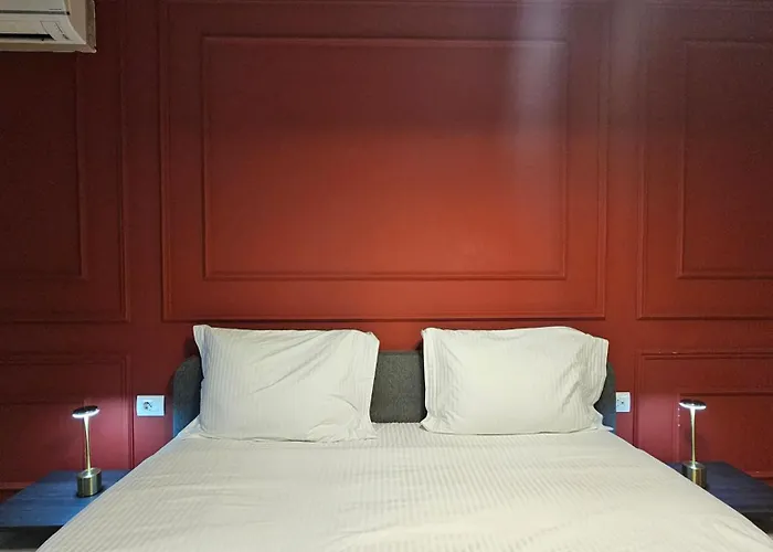 Tam Skanderbeg Square One Bedroom W Veranda アパート ティラナ